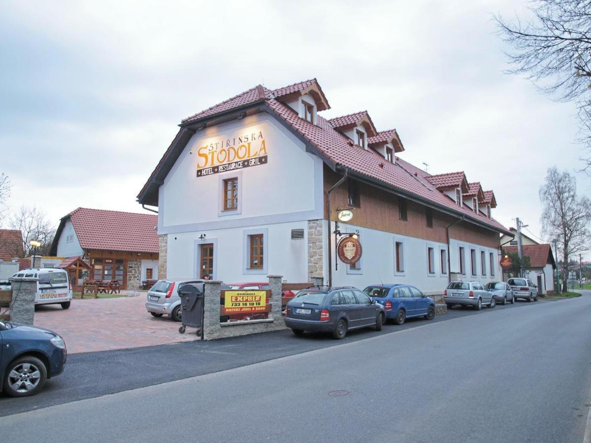 ホテル Stirinska Stodola U Prahy Kamenice エクステリア 写真